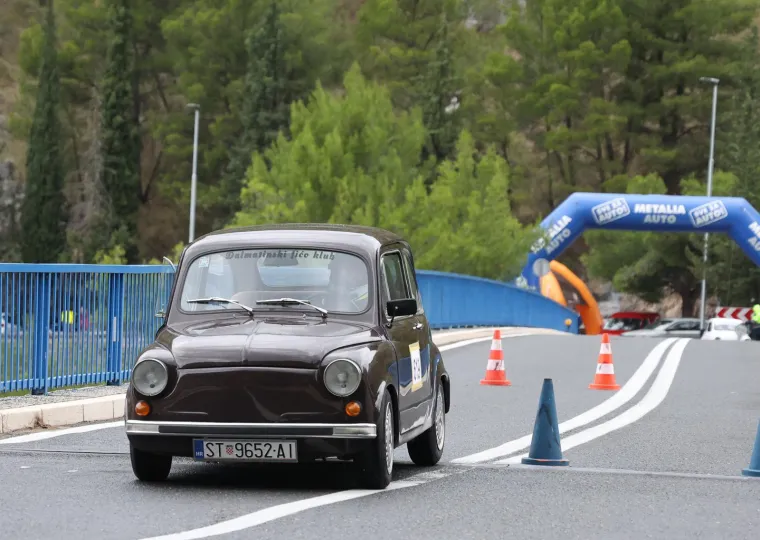 Ovo se ne viđa svaki dan! Fićeki preplavili Skradin: Ma pogledajte samo te male neodoljive legendice