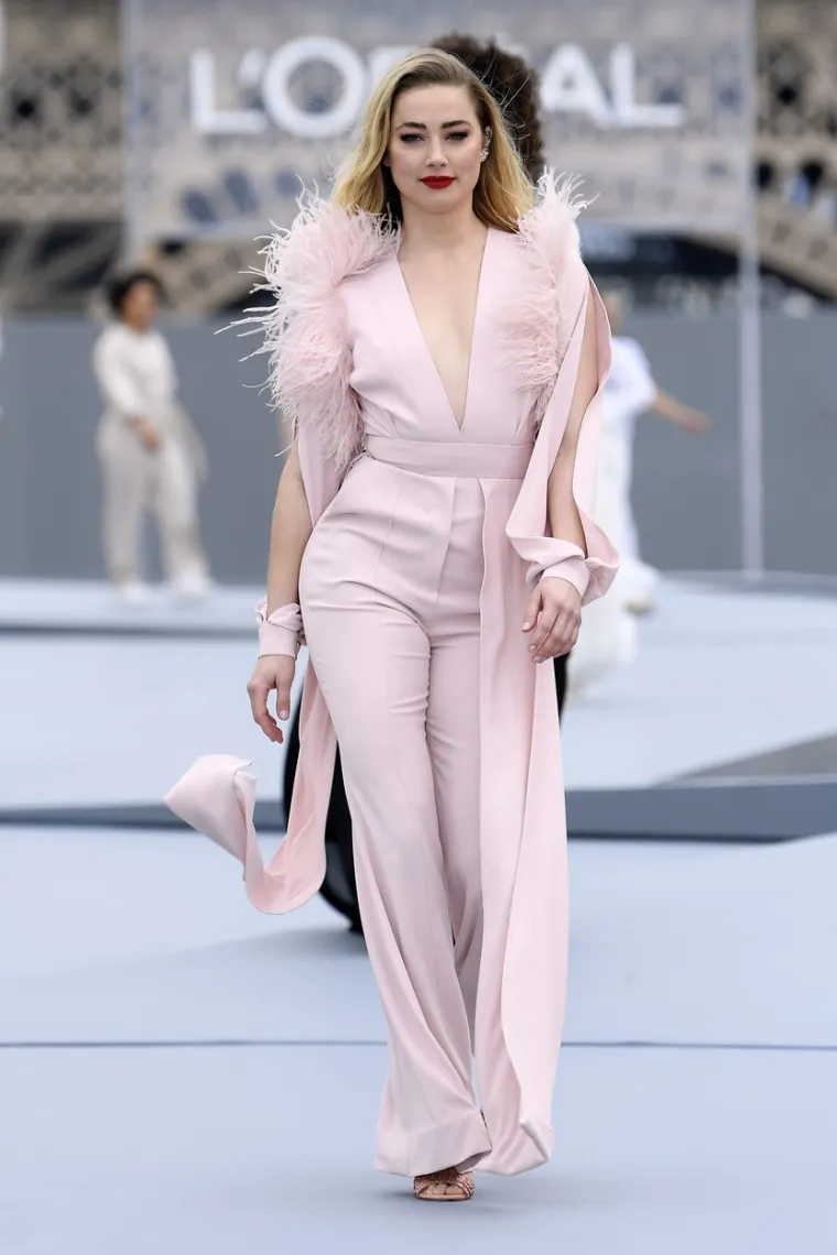 Ljepotica Amber Heard: Od filmskih setova do Deppa, Muska i lezbijskih romansi