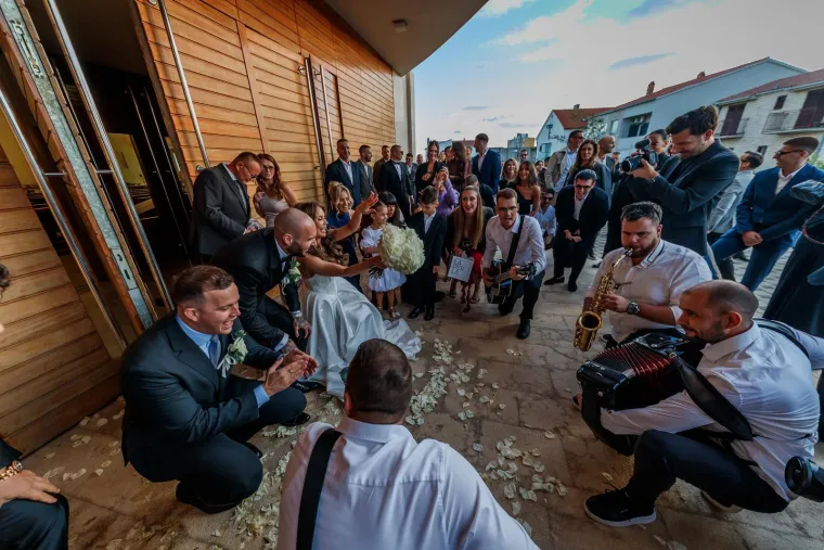 Nogometa&scaron; i modna dizajnerica zavjetovali se na vječnu ljubav: Evo tko je sve do&scaron;ao na vjenčanje