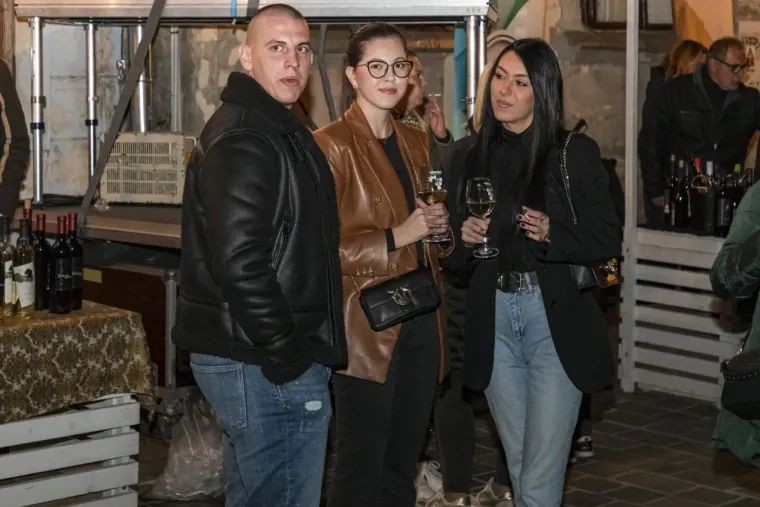 Nisu marili ni za hladnoću ni za poglede: Zaljubljeni golupčići u Osijeku rastopili sva srca posjetitelja