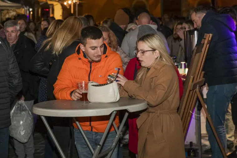 Nisu marili ni za hladnoću ni za poglede: Zaljubljeni golupčići u Osijeku rastopili sva srca posjetitelja