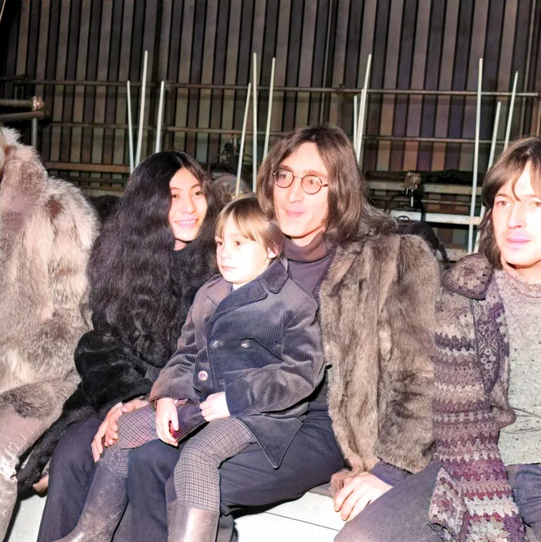 Zbog ljubavi prema Japanki ostavio bend, &scaron;irio poruke mira pa je naprasno ubijen s pet hitaca