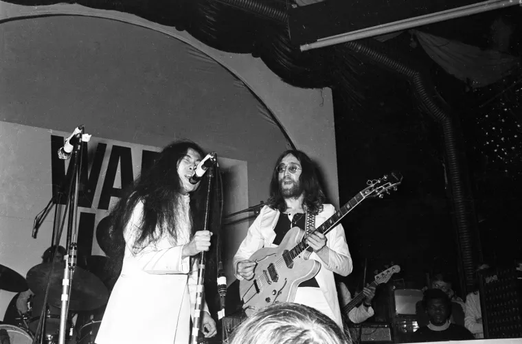 Zbog ljubavi prema Japanki ostavio bend, širio poruke mira pa je naprasno ubijen s pet hitaca