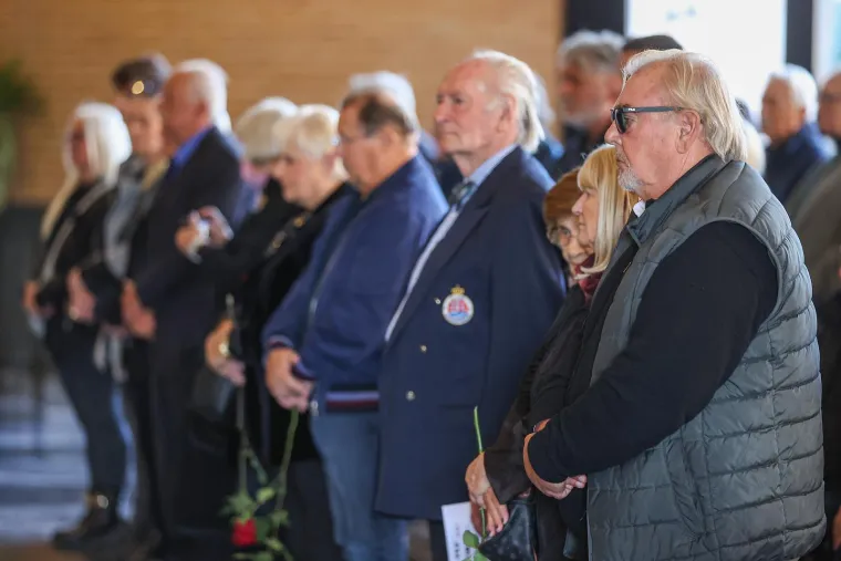 Mila Elegović u suzama na ispraćaju biv&scaron;eg supruga i slavnog fotografa Ivana Balića