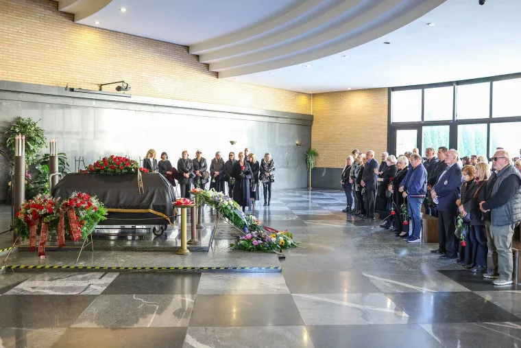 Mila Elegović u suzama na ispraćaju biv&scaron;eg supruga i slavnog fotografa Ivana Balića