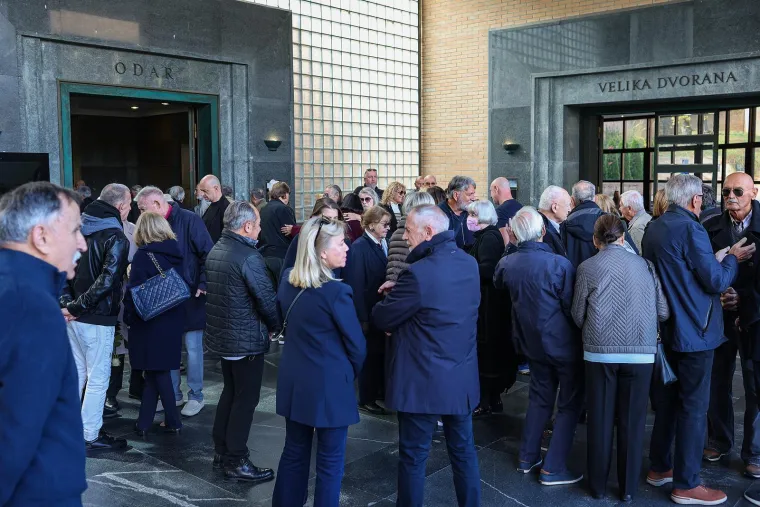 Mila Elegović u suzama na ispraćaju biv&scaron;eg supruga i slavnog fotografa Ivana Balića