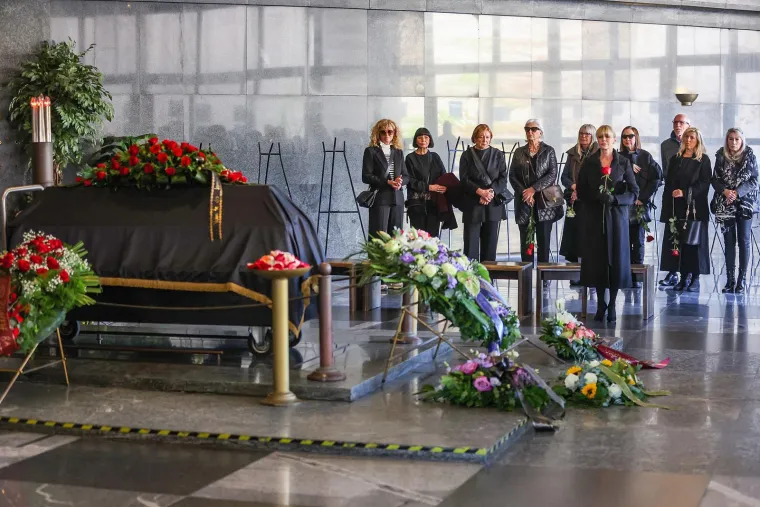 Mila Elegović u suzama na ispraćaju biv&scaron;eg supruga i slavnog fotografa Ivana Balića