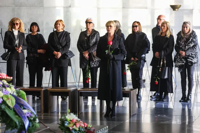Mila Elegović u suzama na ispraćaju biv&scaron;eg supruga i slavnog fotografa Ivana Balića