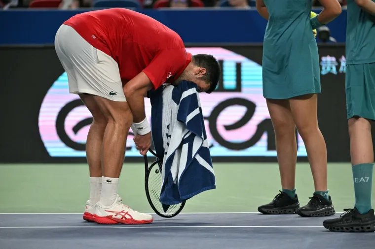 Dramatični prizori: Đoković se usred meča samo sru&scaron;io! Publika promrzla od straha