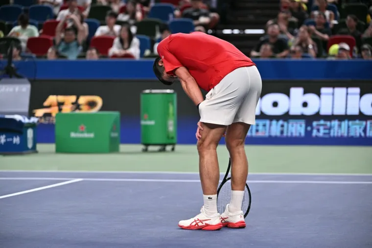 Dramatični prizori: Đoković se usred meča samo sru&scaron;io! Publika promrzla od straha