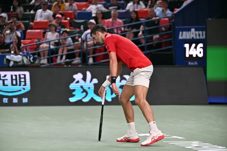 Dramatični prizori: Đoković se usred meča samo srušio! Publika promrzla od straha