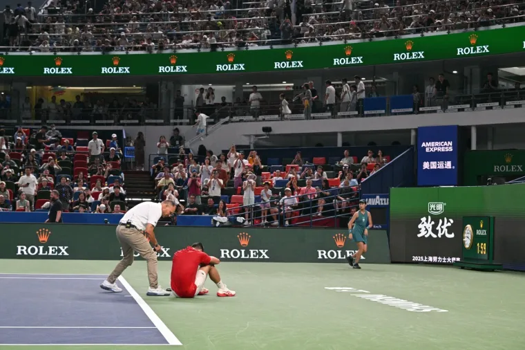 Dramatični prizori: Đoković se usred meča samo sru&scaron;io! Publika promrzla od straha