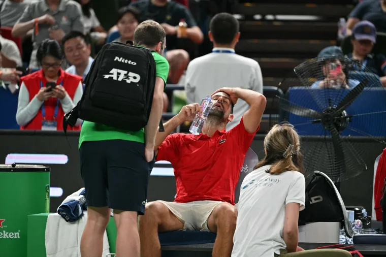 Dramatični prizori: Đoković se usred meča samo sru&scaron;io! Publika promrzla od straha