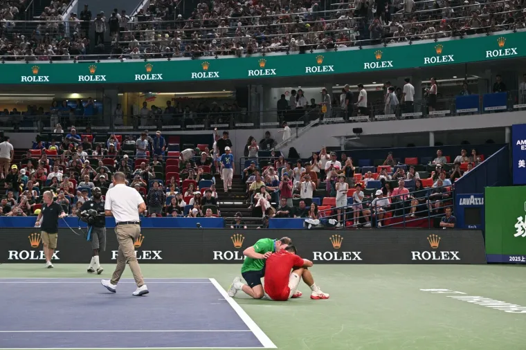 Dramatični prizori: Đoković se usred meča samo sru&scaron;io! Publika promrzla od straha