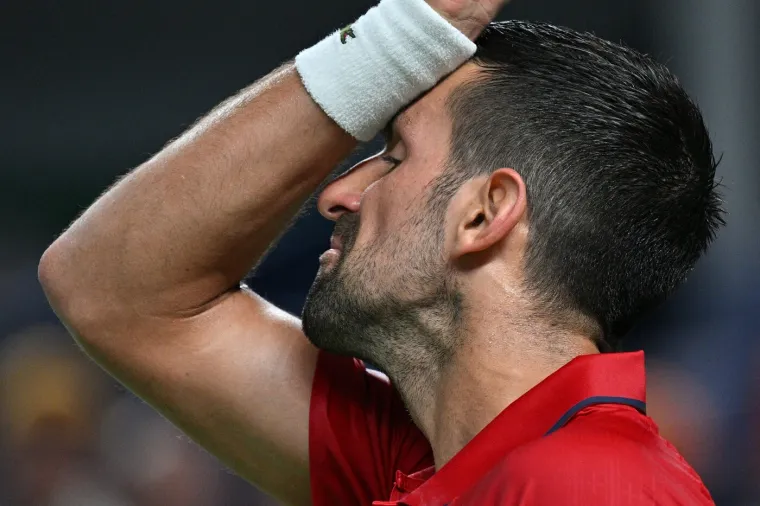 Dramatični prizori: Đoković se usred meča samo sru&scaron;io! Publika promrzla od straha