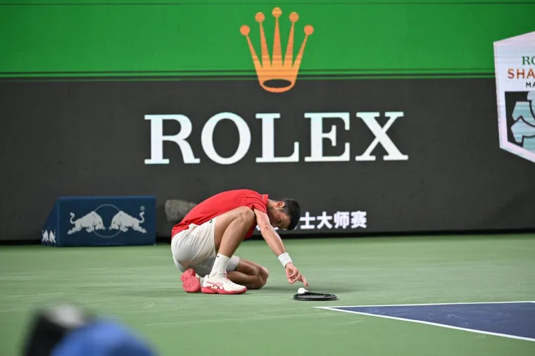 Dramatični prizori: Đoković se usred meča samo sru&scaron;io! Publika promrzla od straha