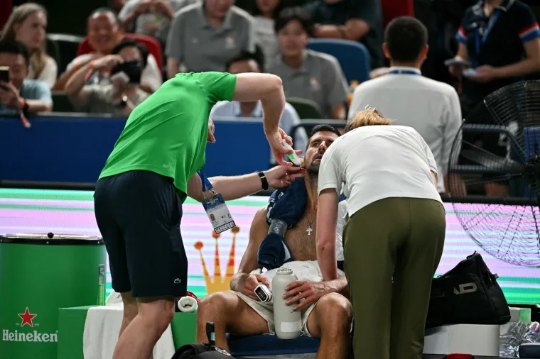 Dramatični prizori: Đoković se usred meča samo sru&scaron;io! Publika promrzla od straha