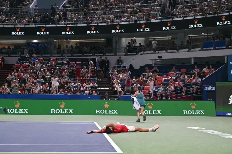 Dramatični prizori: Đoković se usred meča samo sru&scaron;io! Publika promrzla od straha