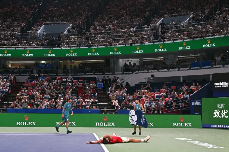 Dramatični prizori: Đoković se usred meča samo sru&scaron;io! Publika promrzla od straha