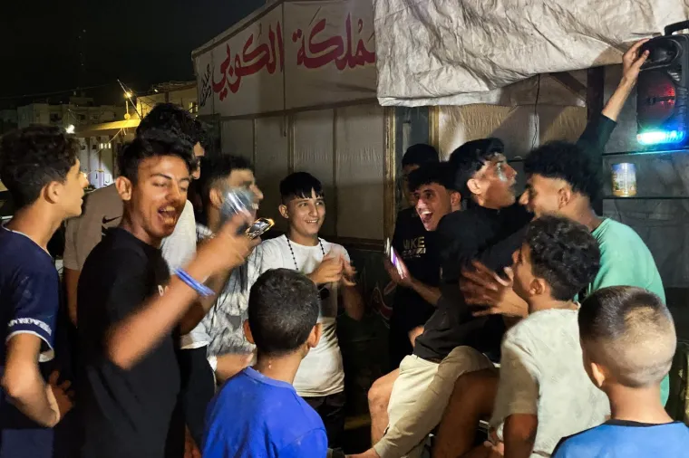 Jedni slave, drugi se sklanjaju od granata: Konfuzne fotografije stanja u Pojasu Gaze