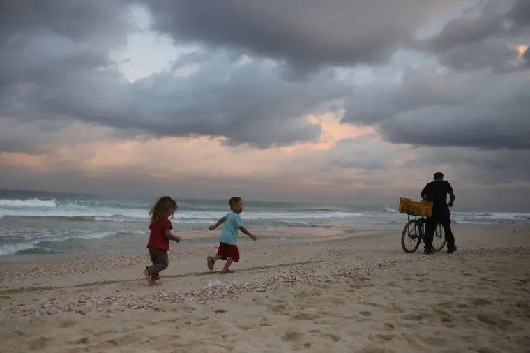 Jedni slave, drugi se sklanjaju od granata: Konfuzne fotografije stanja u Pojasu Gaze
