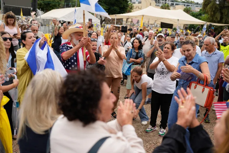 Jedni slave, drugi se sklanjaju od granata: Konfuzne fotografije stanja u Pojasu Gaze