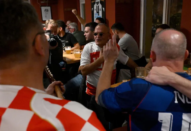 Hrvatski navijači uz ražanj napravili potpunu ludnicu: Stigle trube, a padaju i poljupci pod zastavom