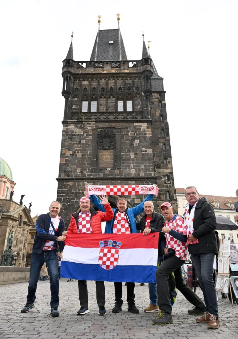 Hrvatski navijači uz ražanj napravili potpunu ludnicu: Stigle trube, a padaju i poljupci pod zastavom