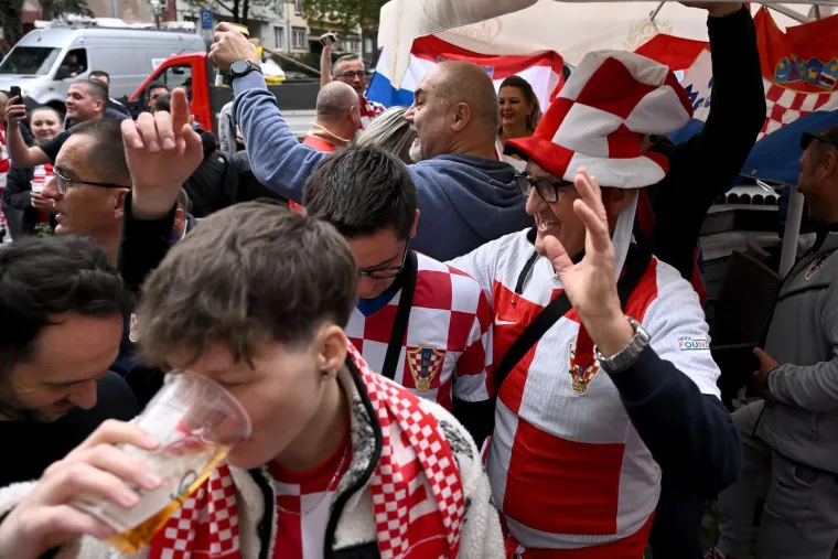 Hrvatski navijači uz ražanj napravili potpunu ludnicu: Stigle trube, a padaju i poljupci pod zastavom