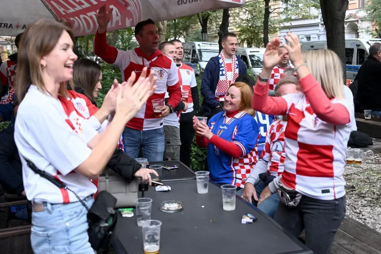 Hrvatski navijači uz ražanj napravili potpunu ludnicu: Stigle trube, a padaju i poljupci pod zastavom
