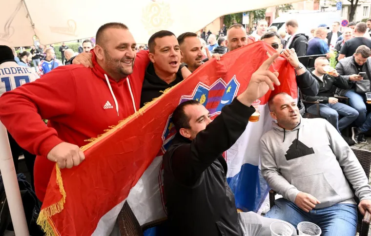 Hrvatski navijači uz ražanj napravili potpunu ludnicu: Stigle trube, a padaju i poljupci pod zastavom