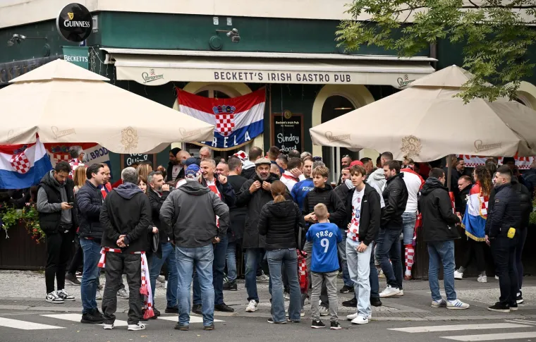 Hrvatski navijači uz ražanj napravili potpunu ludnicu: Stigle trube, a padaju i poljupci pod zastavom