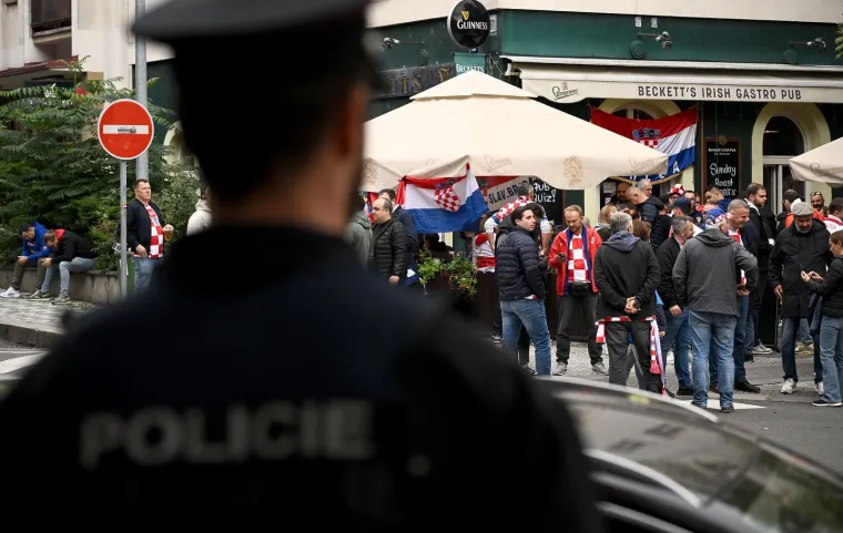 Hrvatski navijači uz ražanj napravili potpunu ludnicu: Stigle trube, a padaju i poljupci pod zastavom