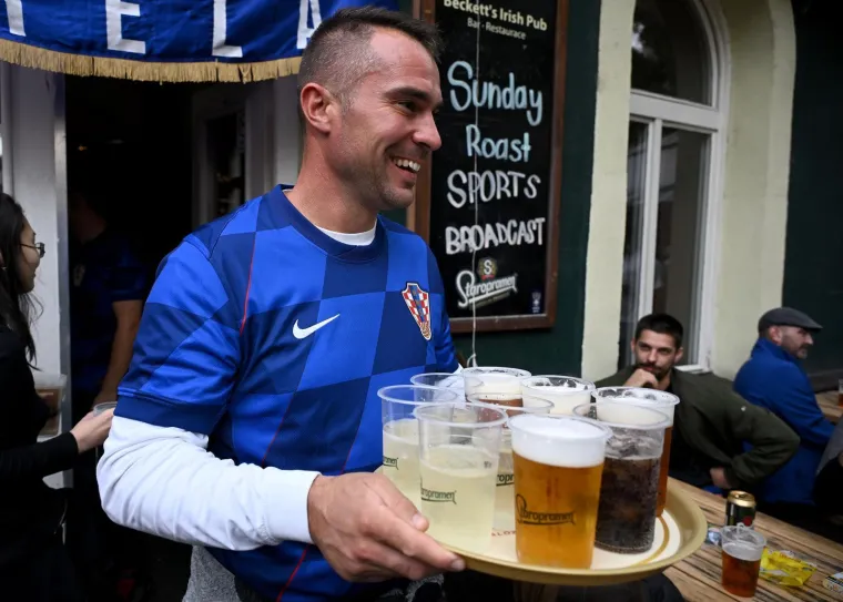 Hrvatski navijači uz ražanj napravili potpunu ludnicu: Stigle trube, a padaju i poljupci pod zastavom