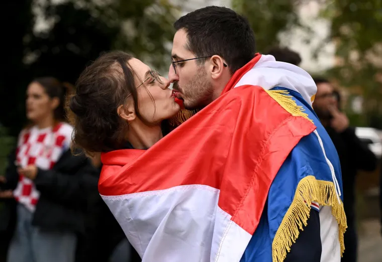 Hrvatski navijači uz ražanj napravili potpunu ludnicu: Stigle trube, a padaju i poljupci pod zastavom
