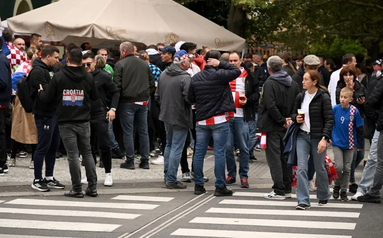 Hrvatski navijači uz ražanj napravili potpunu ludnicu: Stigle trube, a padaju i poljupci pod zastavom