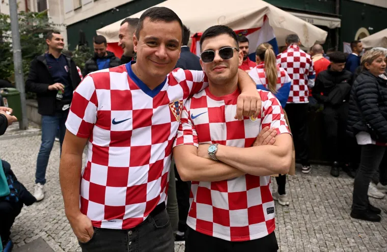 Hrvatski navijači uz ražanj napravili potpunu ludnicu: Stigle trube, a padaju i poljupci pod zastavom