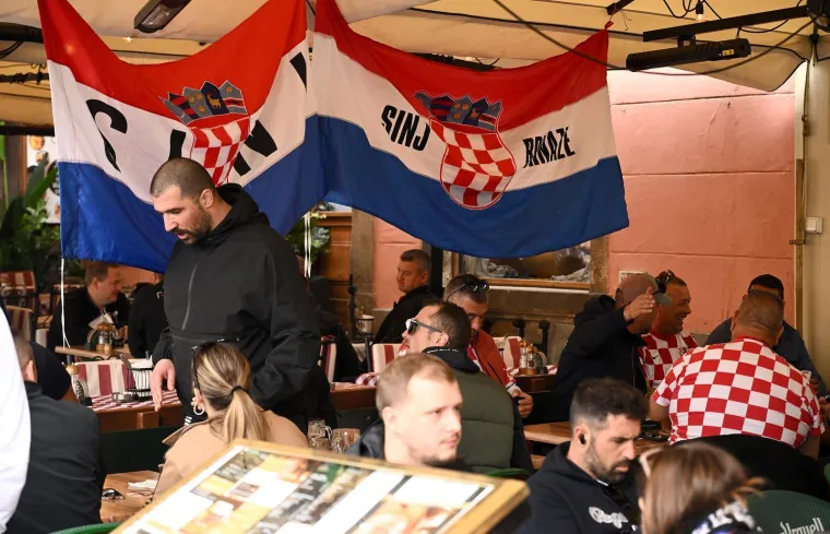 Hrvatski navijači uz ražanj napravili potpunu ludnicu: Stigle trube, a padaju i poljupci pod zastavom