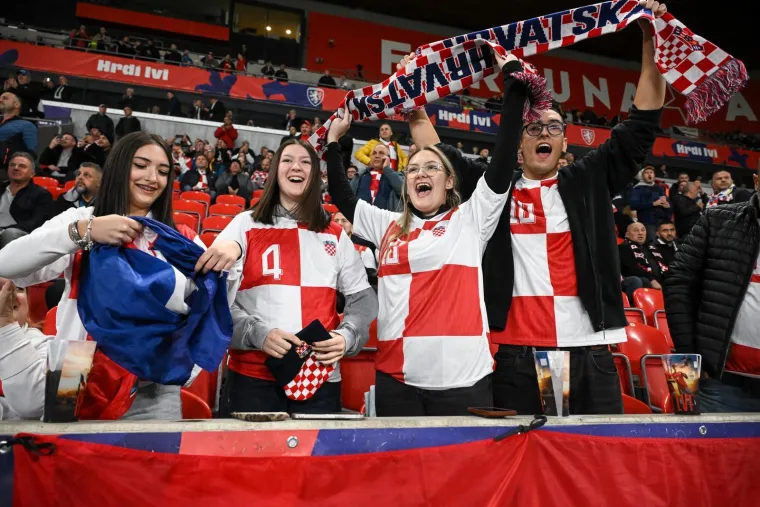 Pazite tko iz svečane lože gleda utakmicu Hrvatske i Če&scaron;ke: Stvarno ih dugo nismo vidjeli