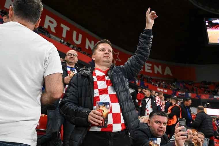 Pazite tko iz svečane lože gleda utakmicu Hrvatske i Če&scaron;ke: Stvarno ih dugo nismo vidjeli