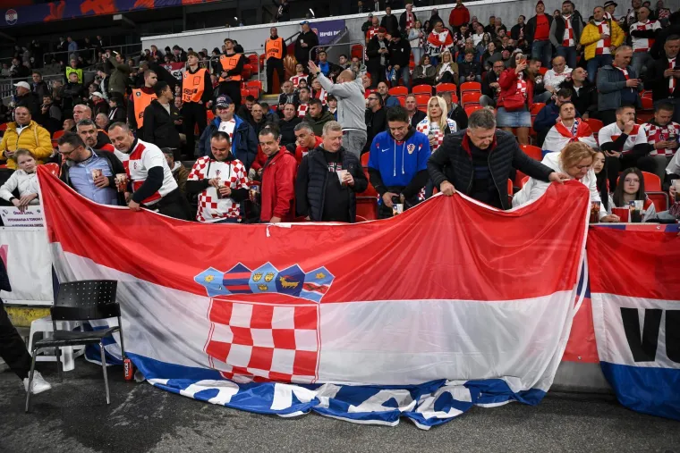 Brat uz brata: Pogledajte koje su hrvatske navijačke skupine 'zapalile' Prag