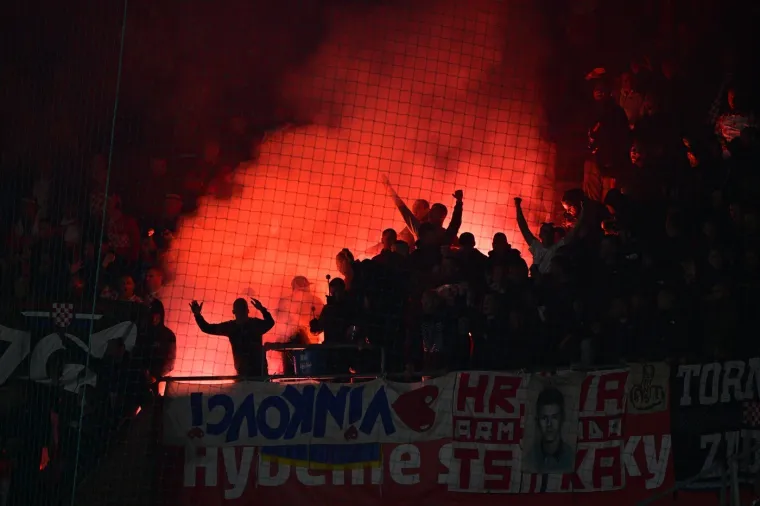 Brat uz brata: Pogledajte koje su hrvatske navijačke skupine 'zapalile' Prag