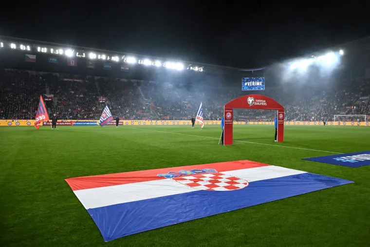 Brat uz brata: Pogledajte koje su hrvatske navijačke skupine 'zapalile' Prag