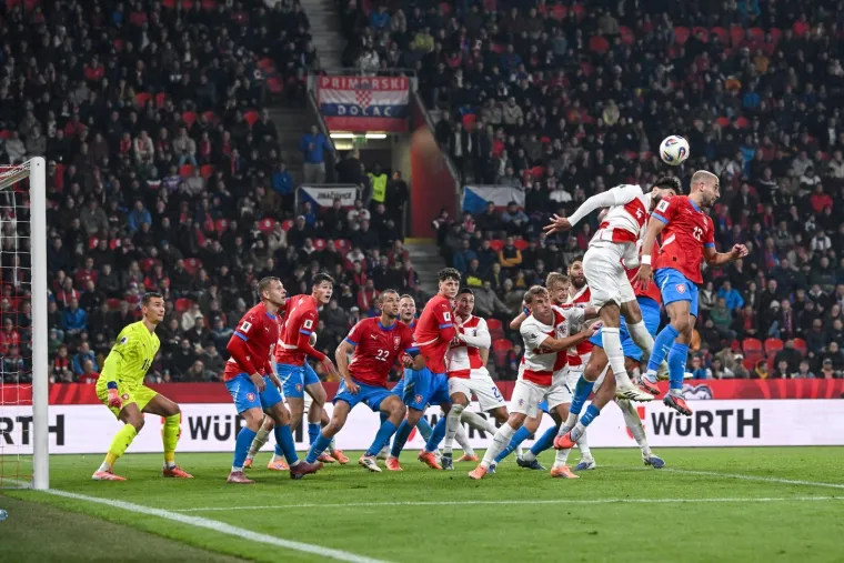 Brat uz brata: Pogledajte koje su hrvatske navijačke skupine 'zapalile' Prag