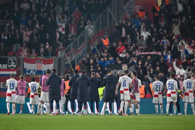 Brat uz brata: Pogledajte koje su hrvatske navijačke skupine 'zapalile' Prag