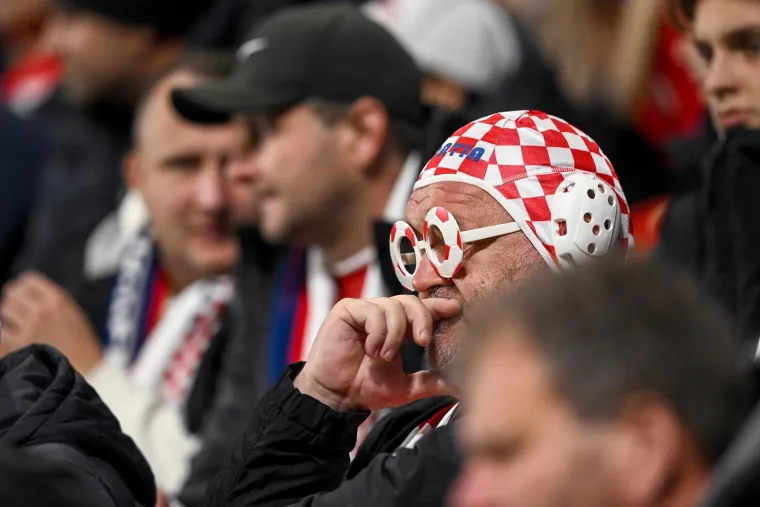 Brat uz brata: Pogledajte koje su hrvatske navijačke skupine 'zapalile' Prag