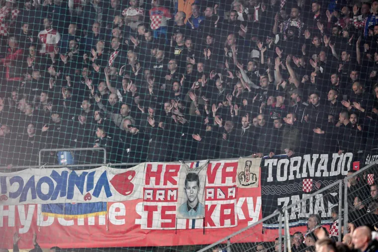 Brat uz brata: Pogledajte koje su hrvatske navijačke skupine 'zapalile' Prag