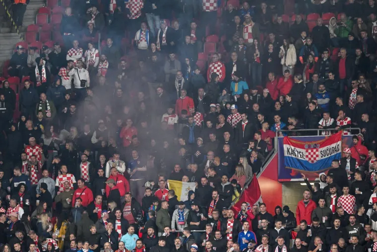 Brat uz brata: Pogledajte koje su hrvatske navijačke skupine 'zapalile' Prag