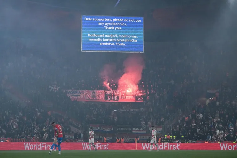 Brat uz brata: Pogledajte koje su hrvatske navijačke skupine 'zapalile' Prag