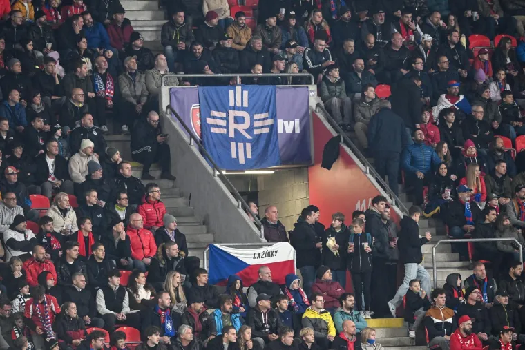 Brat uz brata: Pogledajte koje su hrvatske navijačke skupine 'zapalile' Prag